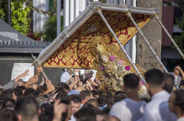 La Virgen del Rocío procesiona por las calles de Almonte 