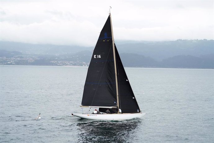 El Rey emérito Juan Carlos (i) a bordo del Bribón en la clausura de la 3 Regata del IV Circuito Copa de España 2022 de la clase 6 Metros a 22 de mayo de 2022, en Sanxenxo, Pontevedra