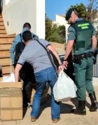 Guardia Civil interviene 200 relojes de imitación a una banda de timadores en Menorca