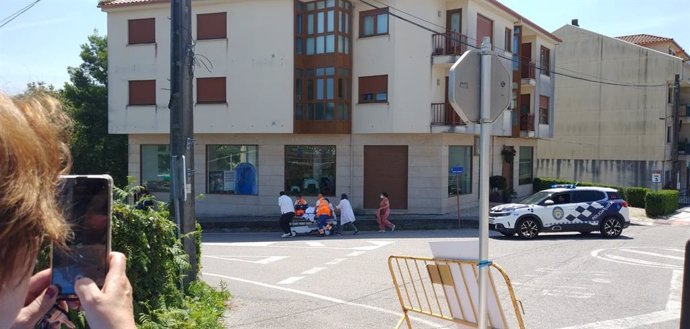 Momento en el que trasladan a un paciente en camilla por carretera en O Rosal (Pontevedra)