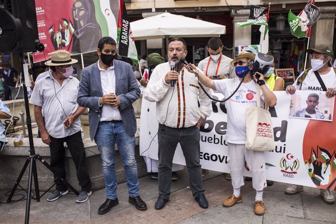 Archivo - El eurodiputado de Unidas Podemos, Manu Pineda, interviene en la marcha final en España por la Libertad del Pueblo Saharaui Diana en las inmediaciones del Ministerio de Asuntos Exteriores, UE y Cooperación, a 18 de junio de 2021, en Madrid (Es