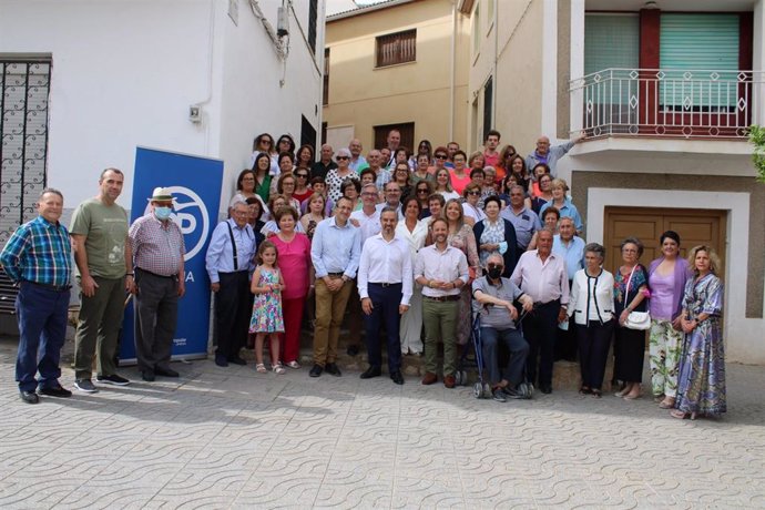 Visita del candidato del PP de Jaén al Palrlamento andaluz, Juan Bravo, junto a afiliados del PP de Jimena
