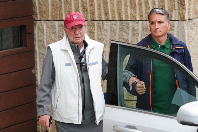El Rey emérito Juan Carlos (i) a bordo del Bribón en la clausura de la 3 Regata del IV Circuito Copa de España 2022 de la clase 6 Metros a 22 de mayo de 2022, en Sanxenxo, Pontevedra, Galicia (España). El Rey emérito ha participado durante el fin de se