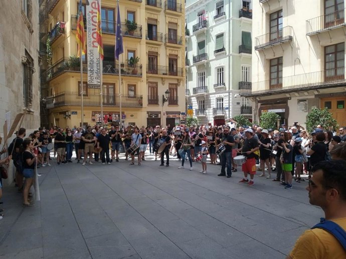 Una marcha fúnebre recorre el centro de la ciudad contra la "pérdida de horas" de música en la ESO