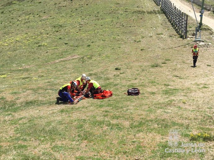 Facultativos atienden al ciclista herido.