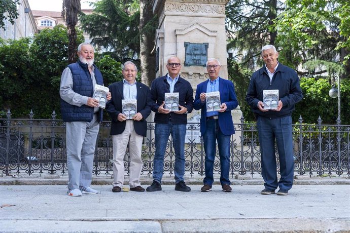 El presidente de la Diputación de Ourense, Manuel Baltar, en la presentación de la guía sobre la "Vía da Plata" Sevilla-Ourense-Compostela por el camino mozárabe.