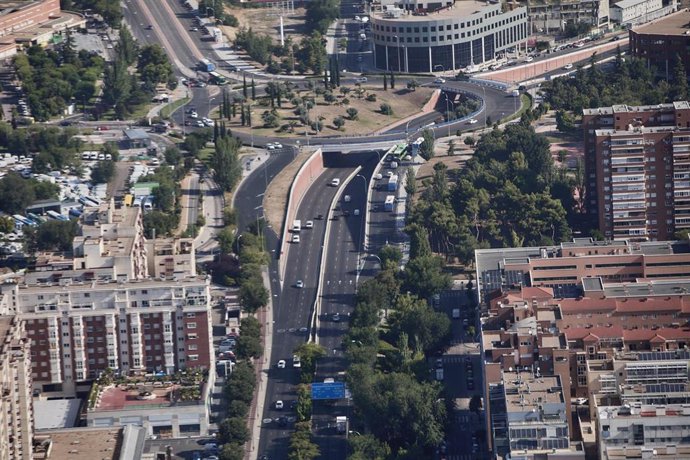 Archivo - Control de tráfico de la DGT en Madrid desde el helicóptero Pegasus