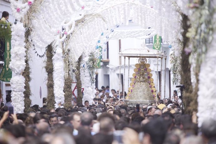 La Virgen del Rocío procesiona por las calles de Almonte (Huelva) ante miles de fieles, a 22 de mayo de 2022 en Huelva (Andalucía, España)