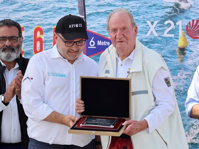 El Rey emérito Juan Carlos durante la entrega de premios en la clausura de la 3ª Regata del IV Circuito Copa de España 2022 de la clase 6 Metros a 22 de mayo de 2022, en Sanxenxo