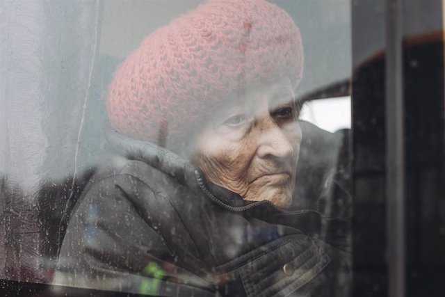 Archivo - Una mujer espera a ser evacuada de la región de Zaporiyia, Ucrania