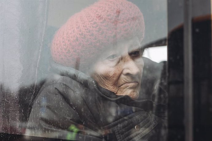 Archivo - Una mujer espera a ser evacuada de la región de Zaporiyia, Ucrania