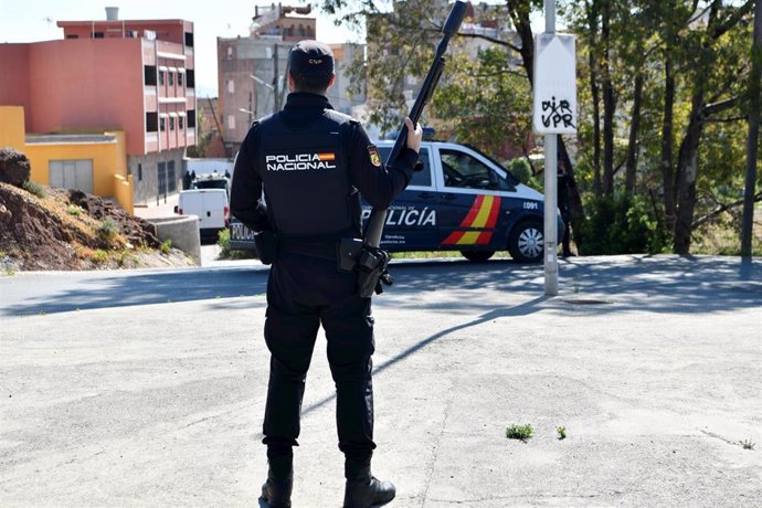 Imagen de archivo de un agente de la Policía Nacional con un arma durante un dispositivo policial en el barrio de El Príncipe de Ceuta, a 6 de mayo de 2022