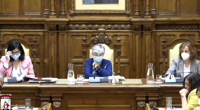 La alcaldesa gijonesa, Ana González (en el centro), durante el Pleno Municipal de Gijón