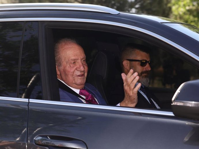 El Rey emérito a su llegada a encuentro con el Rey Felipe VI, en el Palacio de la Zarzuela