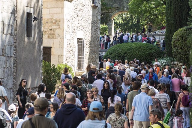 Numerosas personas en el festival 'Temps de Flors 2022', en el casco histórico de la ciudad, a 7 de mayo de 2022, en Gerona, Cataluña, (España). 