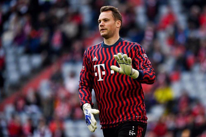 El portero del Bayern de Múnich Manuel Neuer, durante el calentamiento del partido ante el Borussia Dortmund en el Allianz Arena de la Bundesliga 2021-2022.