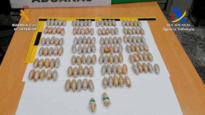 Bellotas de droga que portaba el detenido en el interior de su cuerpo.