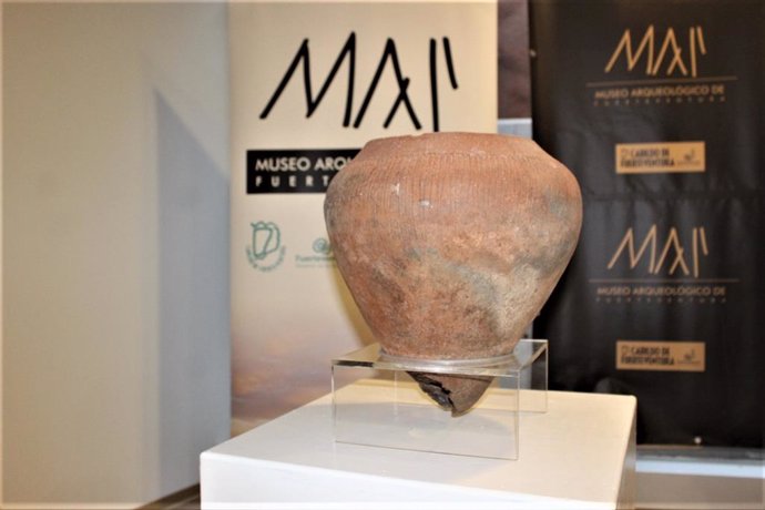 El Museo Arqueológico de Fuerteventura recibe una vasija aborigen de los majos hallada por un aviso ciudadano