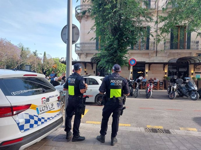 La Policía Local de Palma controla la zona de Santa Catalina.