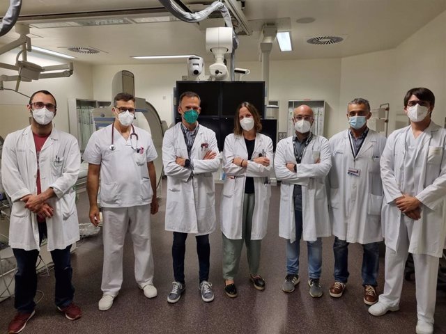 Equipo multidisciplinar del hospital Álvaro Cunqueiro, pionero en Galicia en la colocación mínimamente invasiva de implantes para proteger las carótidas y prevenir ictus.