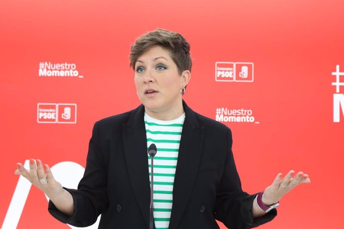 La portavoz del PSOE de Extremadura, Soraya Vega, en rueda de prensa.