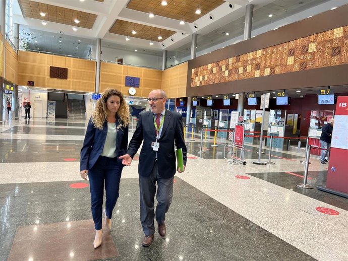La delegada del Gobierno, Ainoa Quiñones, visita el aeropuerto junto a su director, Bienvenido Rico