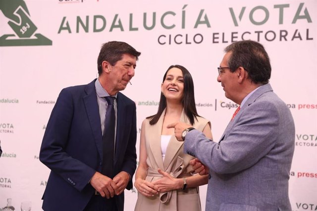 Juan Marín (i.), Inés Arrimadas y Antonio Pulido, este lunes en Sevilla, con motivo del encuentro informativo organizado por Europa Press Andalucía en colaboración con la Fundación Cajasol dentro del ciclo 'Andalucía Vota'