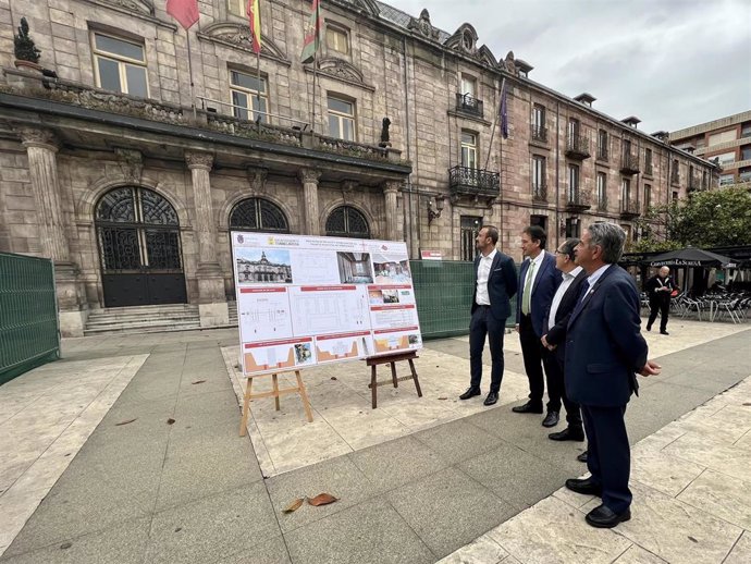 Las autoridades junto al Palacio Municipal de Torrelavega