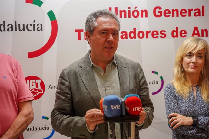 El secretario general del PSOE de Andalucía, Juan Espadas, atiende a la prensa después del encuentro con responsables de UGT Andalucía a  de mayo del 2022 en Sevilla (Andalucía, España)