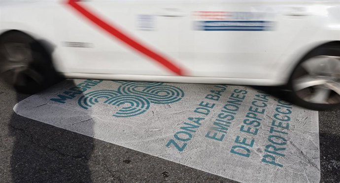 Archivo - Un vehículo circula dos días después de la entrada en vigor de la Zona de Bajas Emisiones (ZBE), a 3 de enero de 2022, en Madrid, (España).