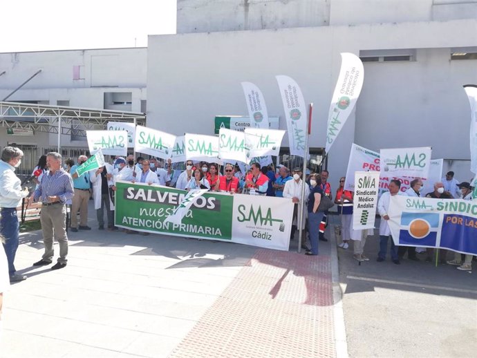 Los médicos andaluces, convocados por el Sindicato Médico Andaluz (SMA), se han concentrado este lunes en el Centro de Salud 'La Milagrosa' de Jerez de la Frontera.