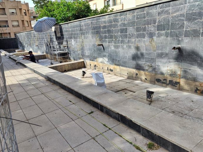 Un hombre trabaja en las mejoras de una de las fuentes de Palma.