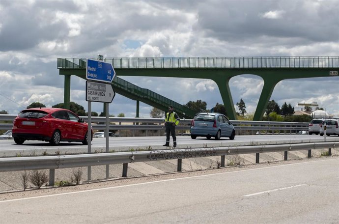 Archivo - Un agente de la Guardia Civil en un control de tráfico de la Guardia Civil en la A5  