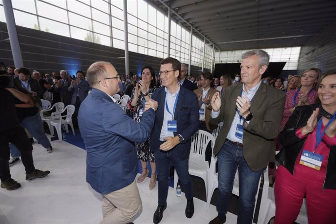 (I-D) El vicesecretario de Organización del Partido Popular, Miguel Tellado; el presidente del PP nacional, Alberto Núñez Feijóo; el presidente de la Xunta de Galicia, Alfonso Rueda; y la secretaria general del Partido Popular y portavoz del Grupo Parla