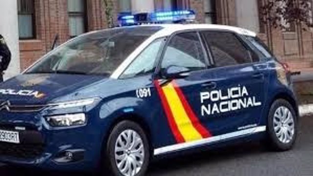 Archivo - Un coche de la Policía Nacional patrullando las calles de Valladolid.