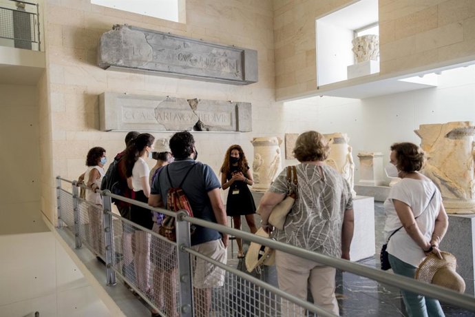 Un grupo visita el museo del Teatro Romano de Cartagena