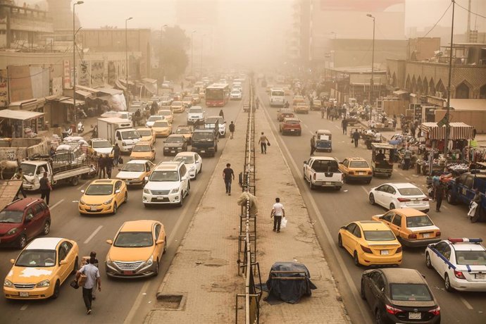 Archivo - Una tormenta de arena en la capital de Irak, Bagdad