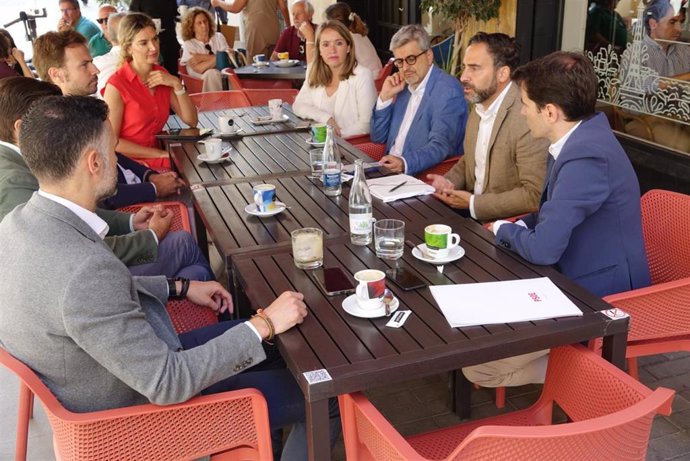 El secretario general del PSOE de Málaga, Daniel Pérez, en una reunión con el Círculo Empresarial de Málaga junto a los candidatos al Parlamento de Andalucía Josele Aguilar y Alicia Murillo