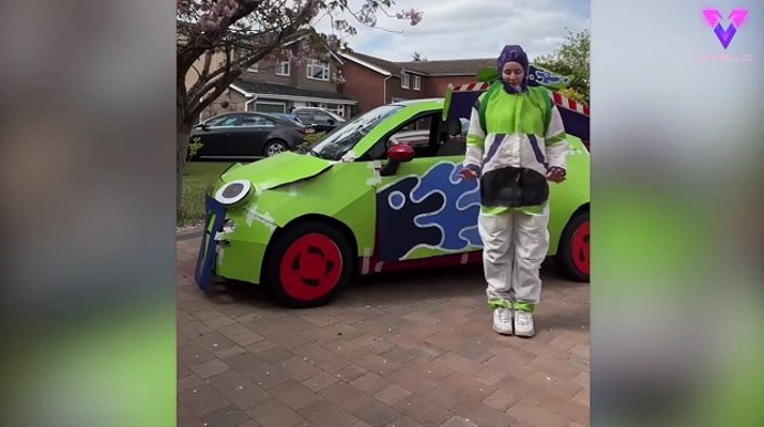 Convierte su coche en un personaje de Toy Story para un proyecto de la universidad