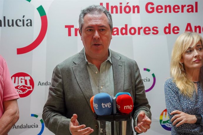El secretario general del PSOE de Andalucía, Juan Espadas, atiende a la prensa después del encuentro con responsables de UGT Andalucía a  de mayo del 2022 en Sevilla (Andalucía, España)