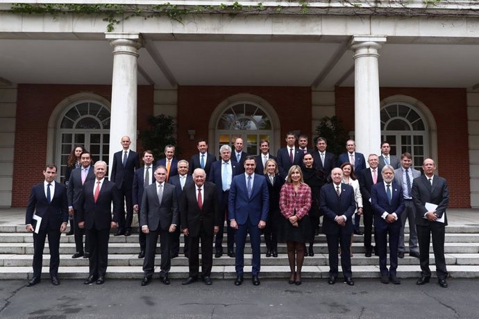 Archivo - El presidente del Gobierno, Pedro Sánchez, recibe a una delegación de inversores latinoamericanos en España encabezada por la presidenta de Ceapi, Núria Vilanova.