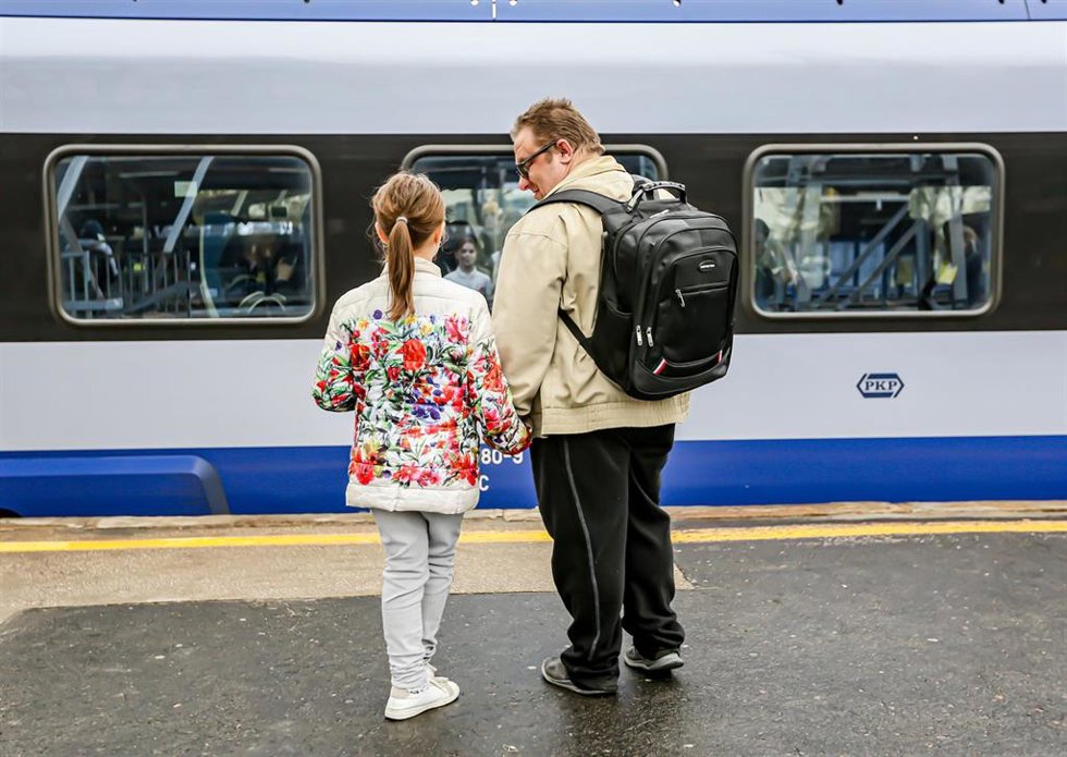 Refugiados ucranianos en la estación de tren de Varsovia