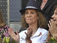 La Infanta Elena reacciona al encuentro de Don Juan Carlos y el Rey Felipe tras dos años distanciados