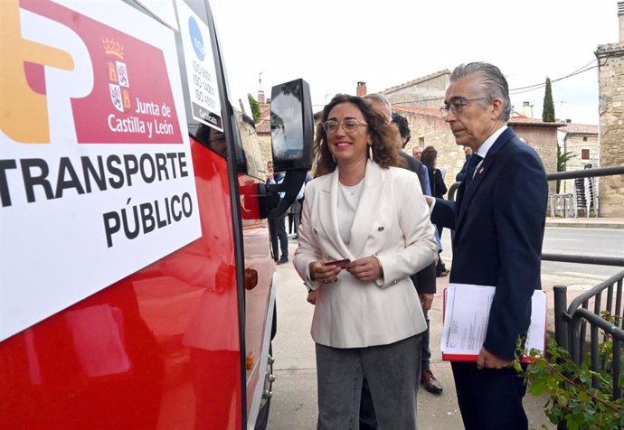 La consejera María González Corral y el  al delegado territorial Roberto Saiz, hoy en Burgos.