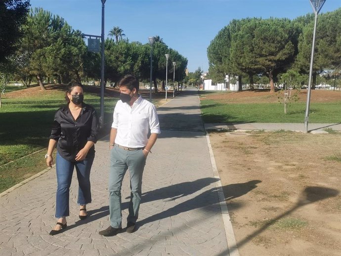 Noelia Álvarez, Viceportavoz Del Grupo Municipal De Cs En El Ayuntamiento De Huelva, Junto A Guillermo García De Longoria, Portavoz, En Un Parque De La Capital.