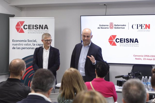 Javier Lagunas Lafuente (izquierda), presidente de CEISNA y director gerente de Tasubinsa, y Francisco Fernández Nistal, director general de la Corporación Pública Empresarial de Navarra en la firma de un convenio.