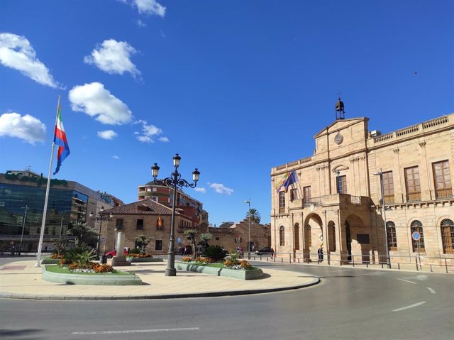 Archivo - Plaza del Ayuntamiento de Linares.