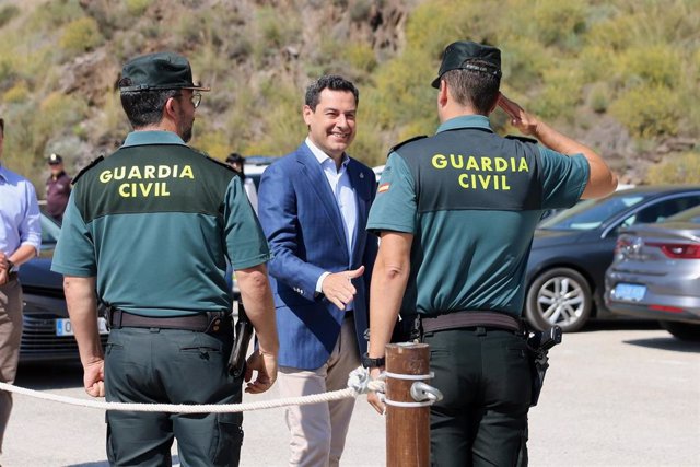 Juanma Moreno saluda a la Guardia Civil en su visita a la Geoda Gigante de Pulpí (Almería)