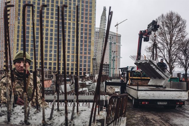 Archivo - Uns operaris carreguen lloses de ciment a Kíiv (Ucraïna)