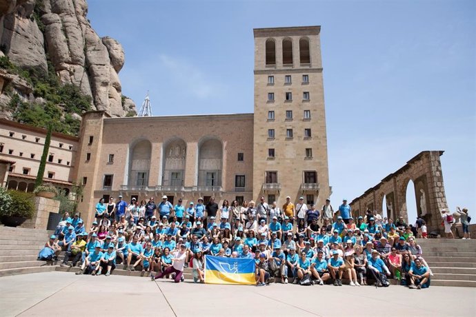 La Asociación de Voluntarios de CaixaBank ha organizado una caminata solidaria al Monasterio de Montserrat con 77 personas refugiadas ucranianas y 28 familias de acogida.